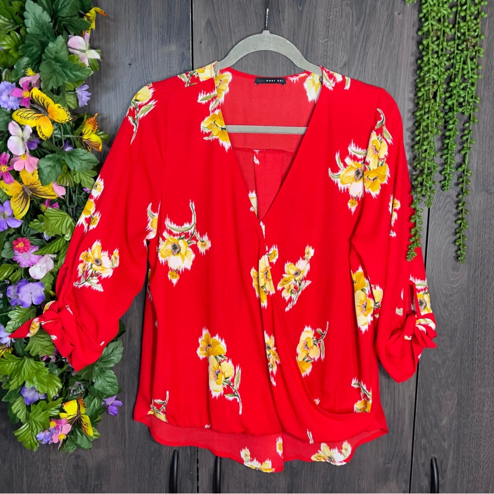 °💙2/$40💙West Kel Floral Printed Drape Blouse Size Medium